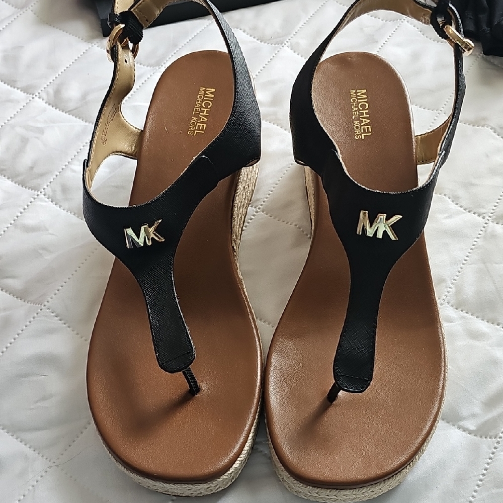 Michael Kors Black and Brown Sandals with T-Strap Design Size 10M